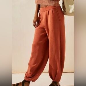 Free People Beach Sweater Jogger Pants in Rust, size Medium *NWOT*